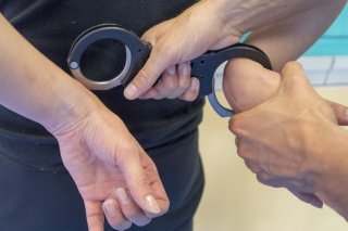 Deux personnes ont été appréhendées après une tentative de cambriolage à Pfungen dans le canton de Zurich. (Image symbolique) KEYSTONE/URS FLUEELER
